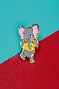 Un Elefante Enamel Pin
