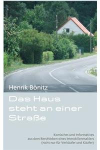 Das Haus steht an einer Straße