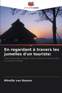 En regardant à travers les jumelles d'un touriste