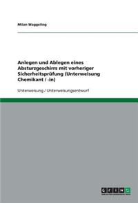 Anlegen und Ablegen eines Absturzgeschirrs mit vorheriger Sicherheitsprüfung (Unterweisung Chemikant / -in)