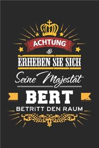 Achtung Erheben Sie sich Seine Majestät Bert Betritt den Raum