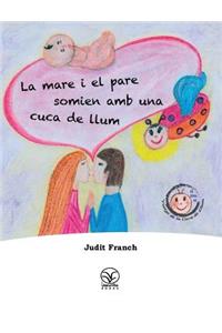 La mare i el pare somien amb una cuca de llum