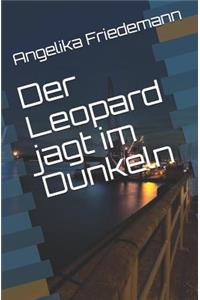 Der Leopard jagt im Dunkeln