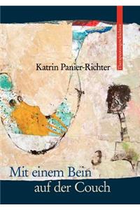 Mit einem Bein auf der Couch