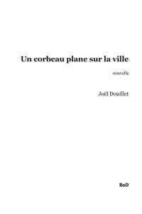 Un corbeau plane sur la ville