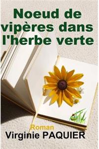 Noeud de Vip?res Dans l'Herbe Verte