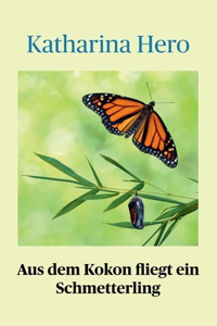 Aus dem Kokon fliegt ein Schmetterling