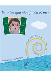 niño que vive junto al mar