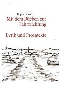 Mit dem Rücken zur Fahrtrichtung
