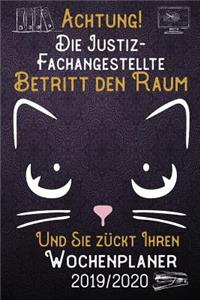 Achtung! Die Justizfachangestellte betritt den Raum und Sie zückt Ihren Wochenplaner 2019 - 2020