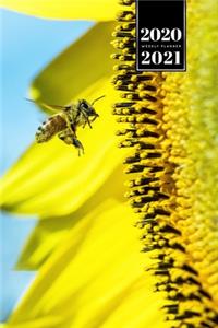 Bee Insects Beekeeping Beekeeper Week Planner Weekly Organizer Calendar 2020 / 2021 - Landing Approach