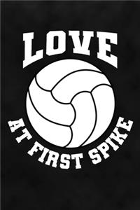 Love At First Spike: Volleyball Notizbuch für Volleyballspieler und Volleyballspielerinnen zum Selberschreiben & Gestalten von Erinnerungen und Notizen zum Training und 