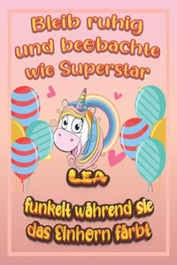 Bleib ruhig und beobachte wie Superstar Lea funkelt während sie das Einhorn färbt