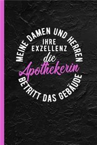 Meine Damen und Herren ihre Exzellenz die Apothekerin betritt das Gebäude