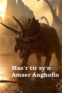 Mae'r Tir Sy'n Amser Anghofio: The Land That Time Forgot (Welsh Edition)