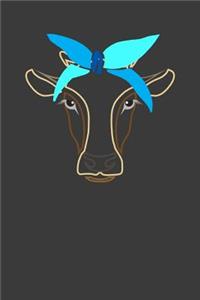 Kuh mit blauer Bandana