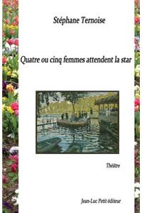 Quatre ou cinq femmes attendent la star