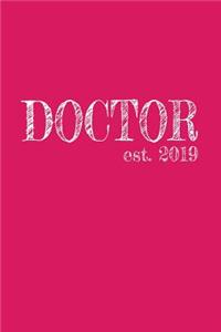 Doctor est. 2019: Das handliche leere karierte Journal Notizbuch für Ärzte und Doktoren - 120 Seiten in ca. A5 Softcover - Perfekt als Tagbuch für die Schule, Arbeit,