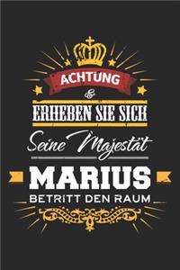 Achtung Erheben Sie sich Seine Majestät Marius Betritt den Raum