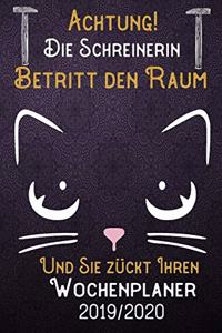 Achtung! Die Schreinerin betritt den Raum und Sie zückt Ihren Wochenplaner 2019 - 2020