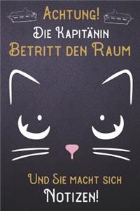 Achtung! Die Kapitänin betritt den Raum und Sie macht sich Notizen: DIN A5 Notizbuch / Notizheft /Journal blanko, unliniert und 120 Seiten. Perfektes Geschenk von Kollegen für Kollege für den passenden Beruf.