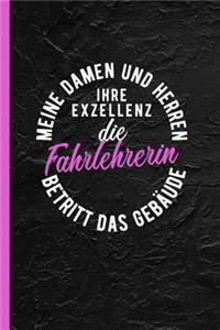 Meine Damen und Herren ihre Exzellenz die Fahrlehrerin betritt das Gebäude