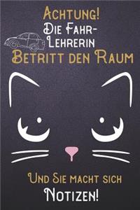 Achtung! Die Fahrlehrerin betritt den Raum und Sie macht sich Notizen