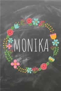 Monika: Das linierte Notizbuch in ca. A5 Format für deinen Namen. Perfektes Geburtstagsgeschenk für Einfallslose im angesagten boho chique style.