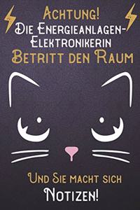 Achtung! Die Energieanlagen-Elektronikerin betritt den Raum und Sie macht sich Notizen