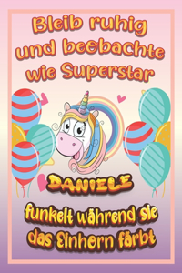 Bleib ruhig und beobachte wie Superstar Daniele funkelt während sie das Einhorn färbt
