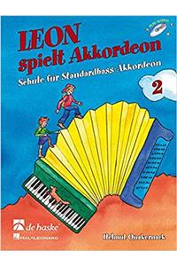 LEON SPIELT AKKORDEON 2
