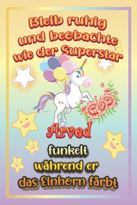 Bleib ruhig und beobachte wie Superstar Arved funkelt während sie das Einhorn färbt