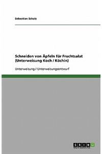 Schneiden von Äpfeln für Fruchtsalat (Unterweisung Koch / Köchin)