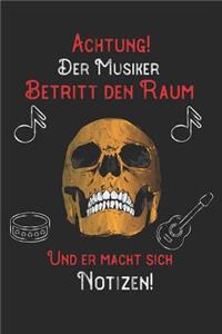 Achtung! Der Musiker betritt den Raum und er macht sich Notizen
