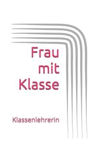 Frau mit Klasse: Klassenlehrerin