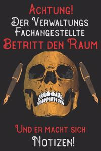 Achtung! Der Verwaltungsfachangestellte betritt den Raum und er macht sich Notizen