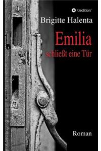Emilia schließt eine Tür