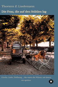 Die Frau, die auf den Stühlen lag