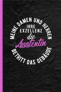 Meine Damen und Herren ihre Exzellenz die Assistentin betritt das Gebäude