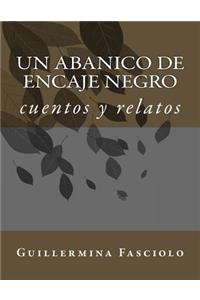 Un abanico de encaje negro
