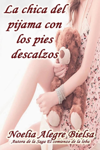 chica del pijama con los pies descalzos