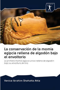 La conservación de la momia egipcia rellena de algodón bajo el envoltorio