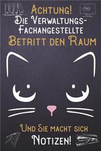 Achtung! Die Verwaltungs-Fachangestellte betritt den Raum und Sie macht sich Notizen