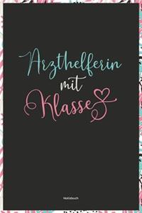 Arzthelferin mit Klasse Notizbuch