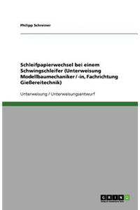 Schleifpapierwechsel bei einem Schwingschleifer (Unterweisung Modellbaumechaniker / -in, Fachrichtung Gießereitechnik)