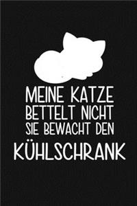 Meine Katze bettelt nicht sie bewacht den Kühlschrank