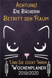 Achtung! Die Bäckerin betritt den Raum und Sie zückt Ihren Wochenplaner 2019 - 2020