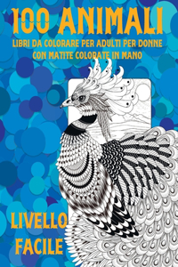 Libri da colorare per adulti per donne con matite colorate in mano - Livello facile - 100 Animali