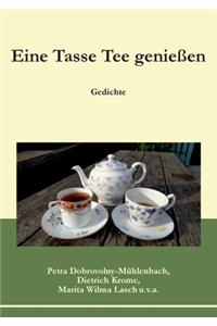 Eine Tasse Tee genießen