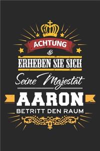 Achtung Erheben Sie sich Seine Majestät Aaron Betritt den Raum